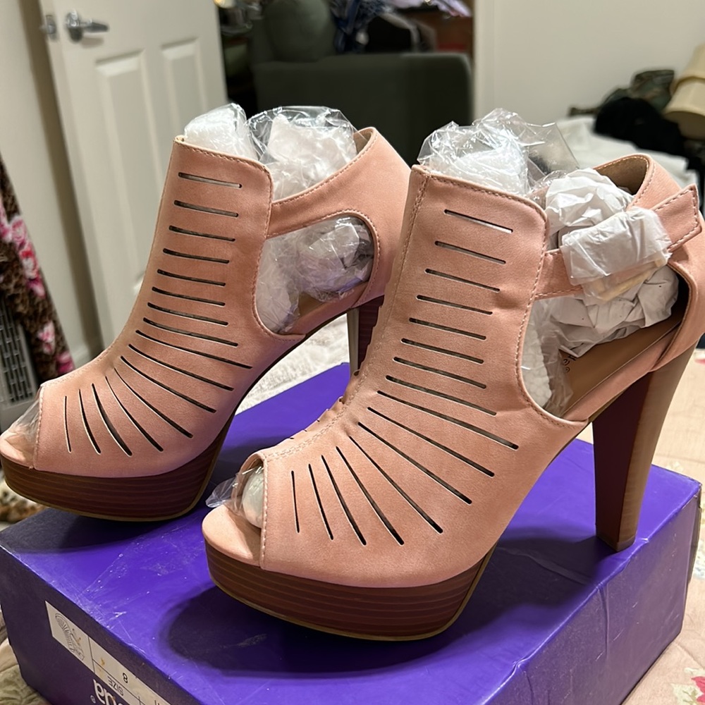Beautiful Blush Pink Women’s Size 8